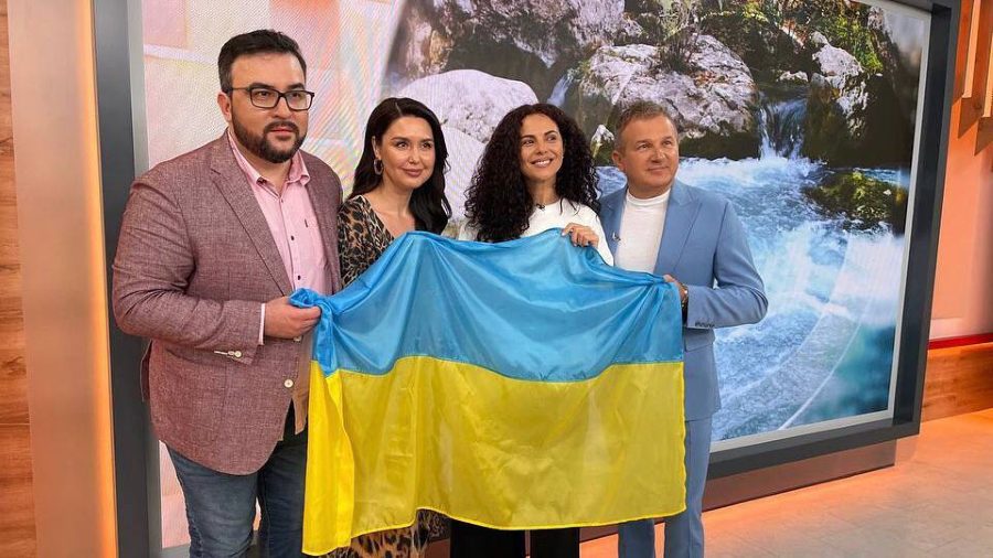 Настя ховає вагітний живіт