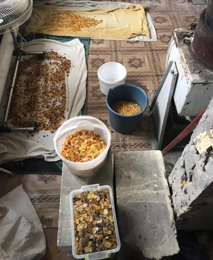 Контрабандний бурштин та ювелірні вироби