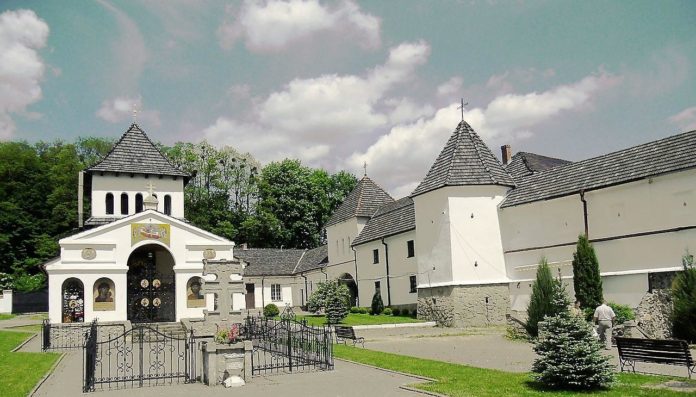 Подвір'я і вхід у церкву Подвір'я і вхід у церкву