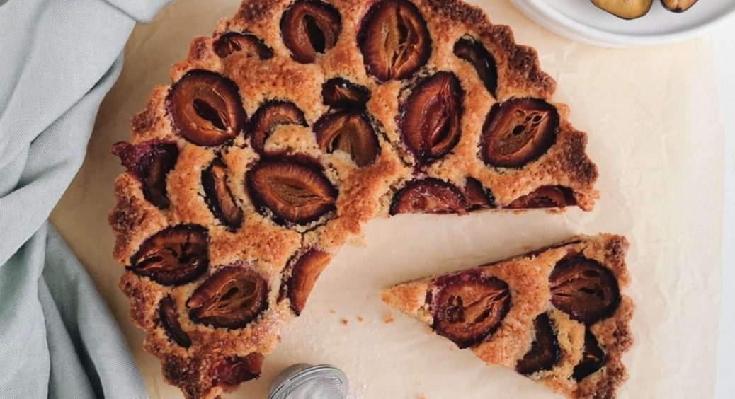 Готуємо ароматний сливовий пиріг: швидко і просто 