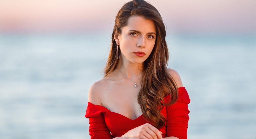 Заплакана Христина Соловій зізналася, що ледь заробляє на оренду квартири: роман з Вакарчуком кишені не наповнив 