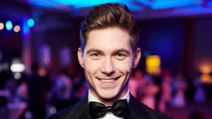 37-річний Володимир Остапчук показав нову дружину з дитячим візочком