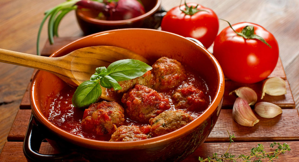 Тарілки будуть пустими: готуємо тефтелі в томатному соусі 