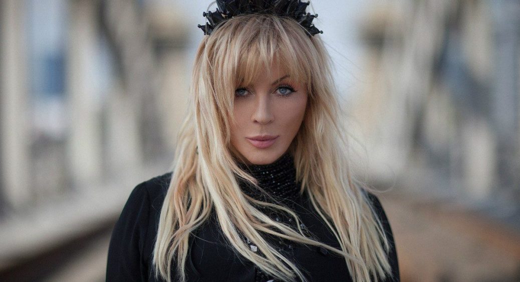 У темному плащі: Ірина Білик дала концерт у Харкові 