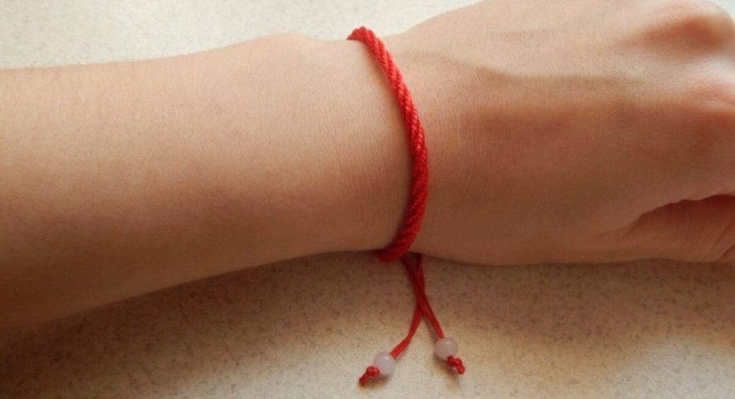 Червона нитка на зап’ясті: для чого вона, скільки вузлів і як загадати бажання? 