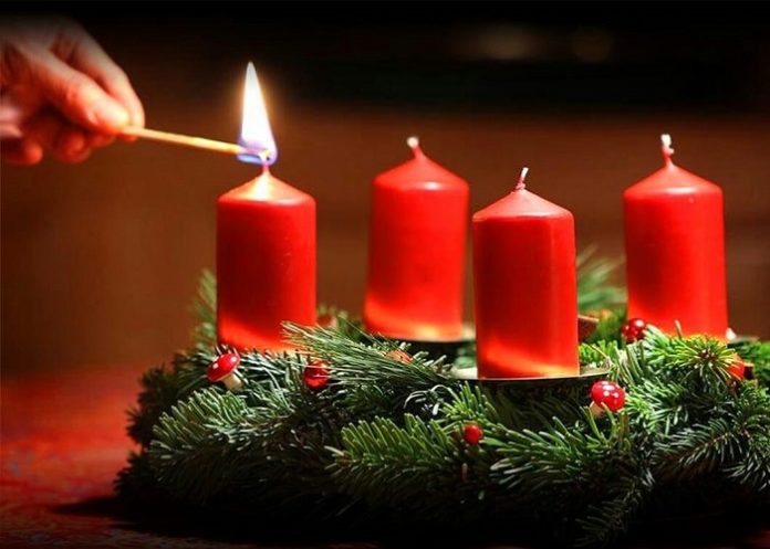 Адвентовий вінок. Чотири свічки символізують чотири тижні посту