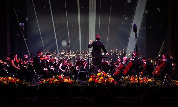 На сцені - оркестр театру