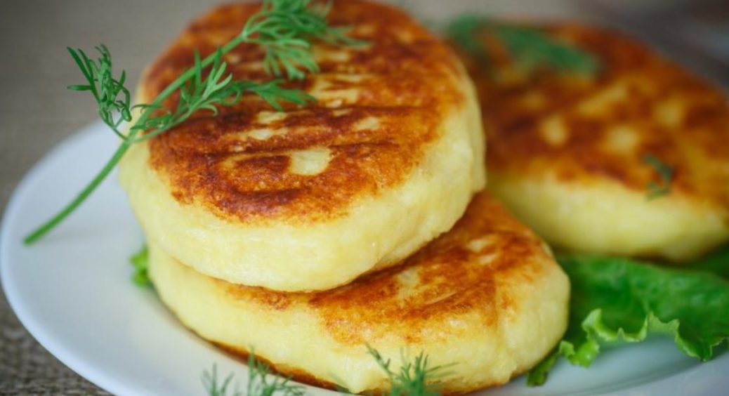 Страва, яку захочеться повторити знову: готуємо картопляники з сиром і морквою 