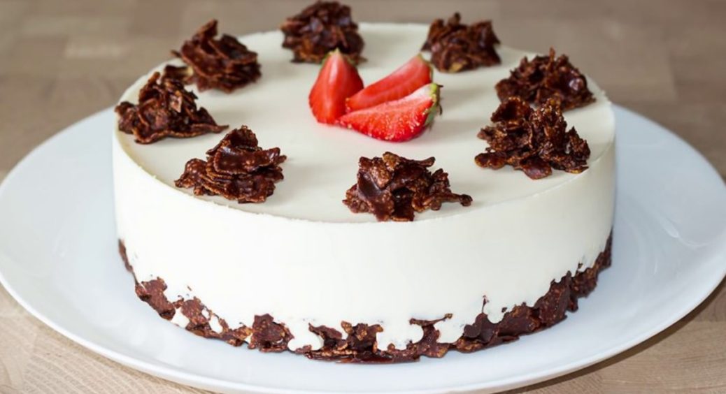 Готуємо сирно-полуничний торт без випічки, який навіть не відрізнити від випеченого 