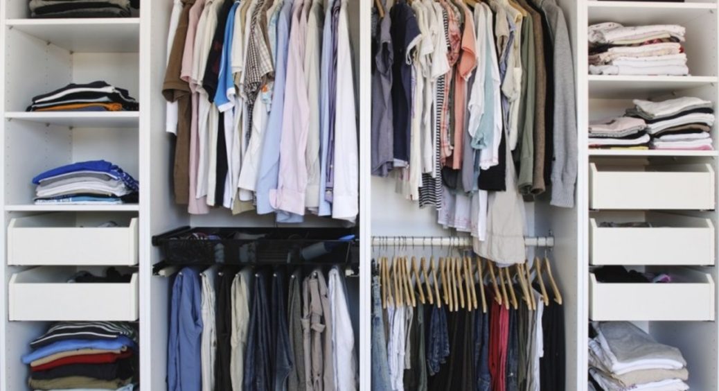 5 помилок зберігання в шафі, які псують одяг: їх варто негайно виправити 