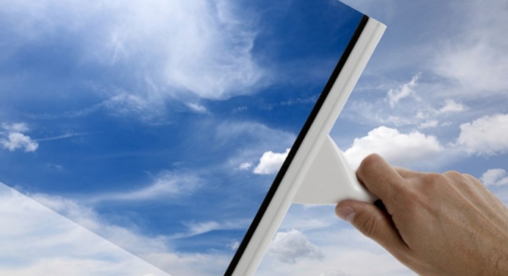 5 лайфхаків для миття вікон, які зроблять цей процес простішим: скло просто блистітиме 