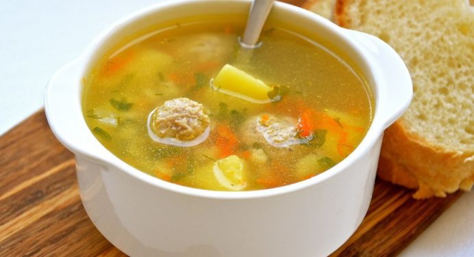 Цю страву зможе приготувати кожен: рецепт картопляного супу з овочами і сирними галушками 