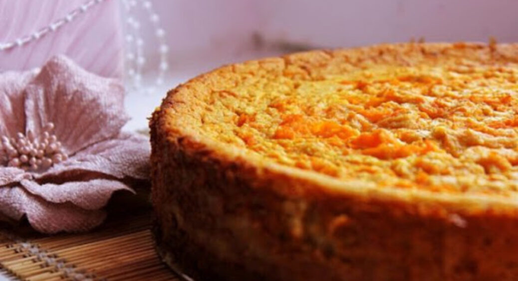 Поки в магазинах багато мандаринів печу цей пиріг: тісто просто перетираю і насипаю у форму з начинкою 