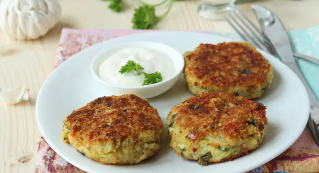 Хрумкі зовні та ніжні всередині: готуємо м’ясні котлети з кабачками 