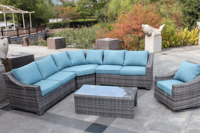 Догляд за садовими меблями