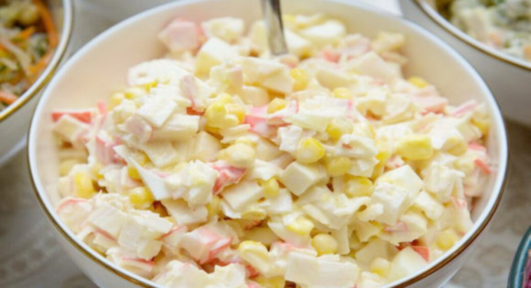 Літній крабовий салат із несподіваним інгредієнтом: сезонний варіант всіма улюбленої страви за лічені хвилини 