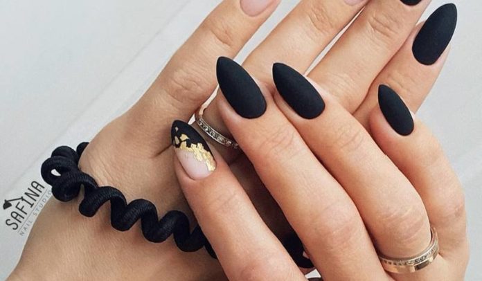 Темний манікюр