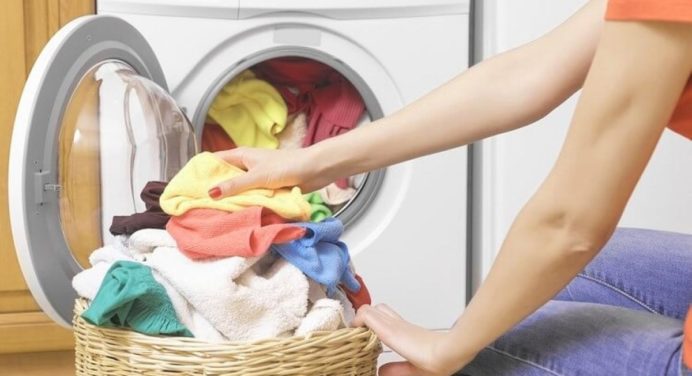 Про них мало хто знає, але вони дійсно дієві: 5 лайфхаків, які допоможуть не зіпсувати одяг і  пральну машину 
