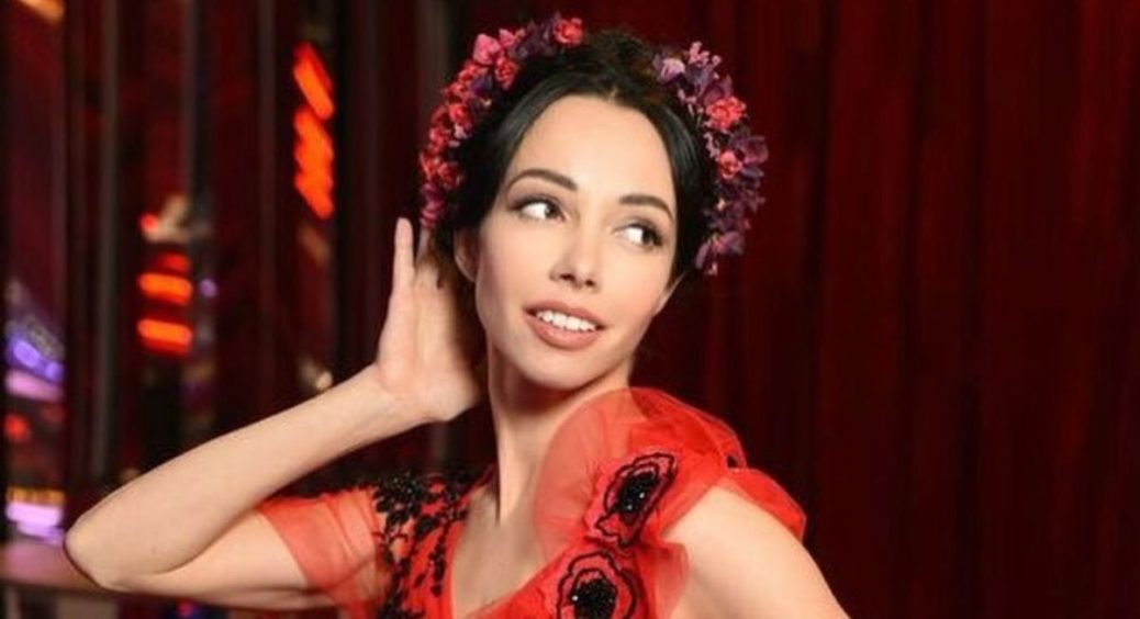 Катерина Кухар спокусливо витягнулася на дивані: прихильники у захваті 