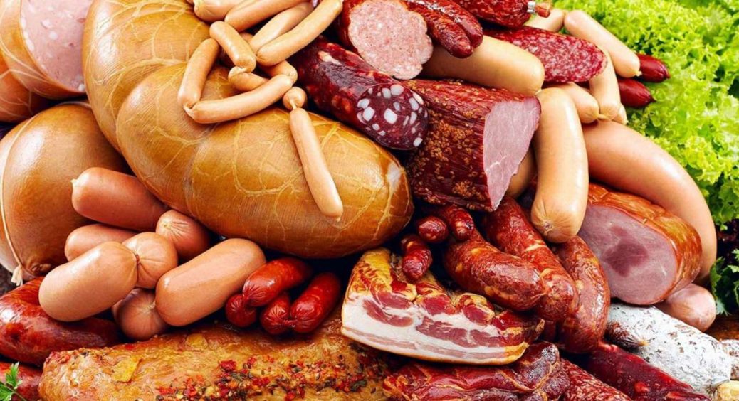 Вчені назвали страшні факти про ковбасу: це дуже небезпечно 