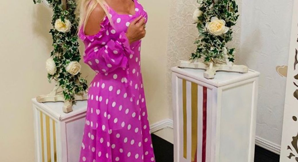 Ноги кращі, ніж у Тіни Кароль: найяскравіші фото 62-річної мами Дана Балана 