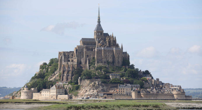 Унікальний замок-церква на північному заході Франції 