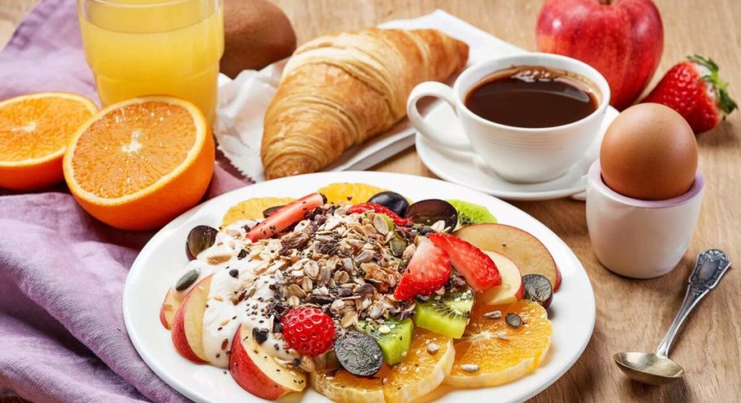 Знижує рівень стресу і покращує імунітет: вчені розповіли, чому потрібно снідати 
