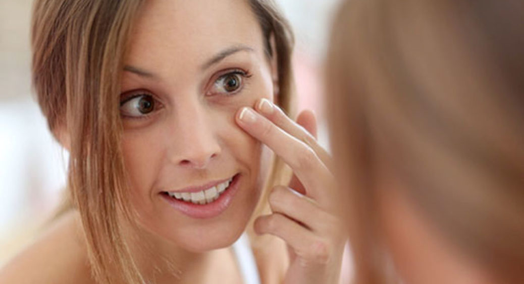 Темні кола під очима: чому вони з’являються і як їх позбутися 