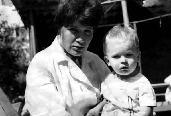 Андрій Данилко з мамою в дитинстві