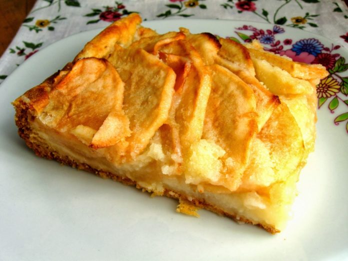 Вершково-яблучний пиріг рецепт