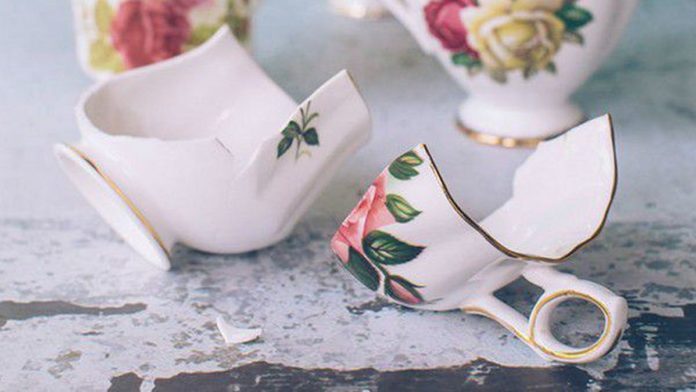 Розбита чашка