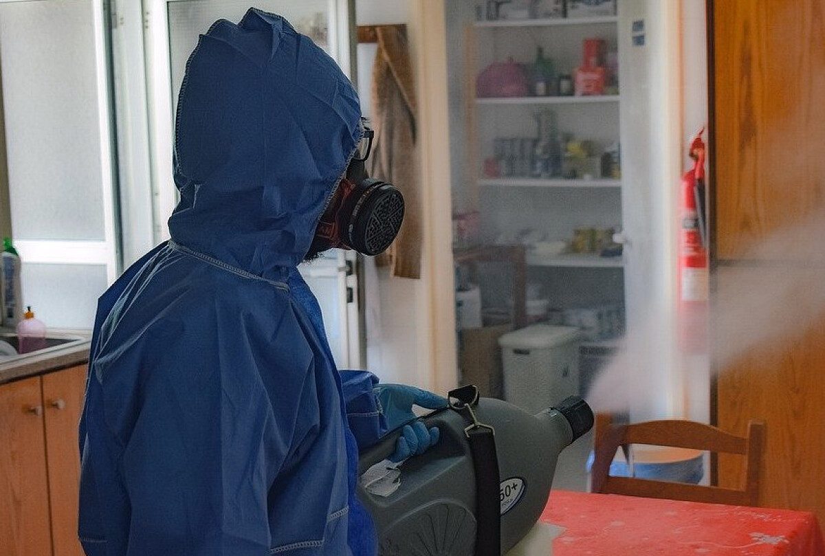 Прибирання в квартирі під час пандемії коронавірусу