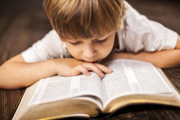 Дитина з Біблією