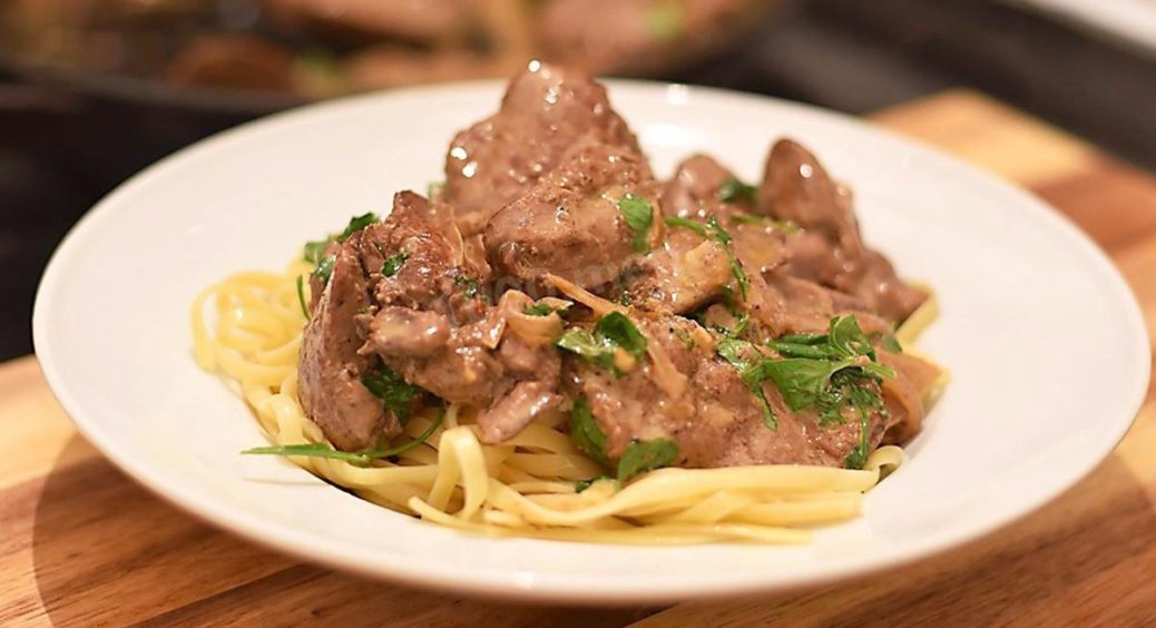 Простий рецепт соковитої печінки з цибулею за пару хвилин 