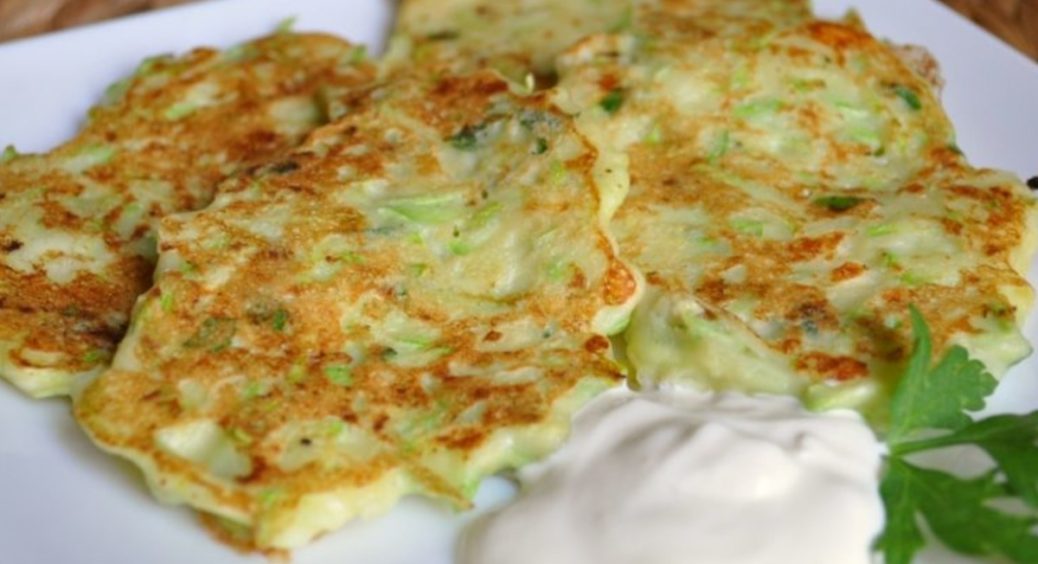 Готуємо неймовірно смачні і дешеві овочеві млинці — простий рецепт 
