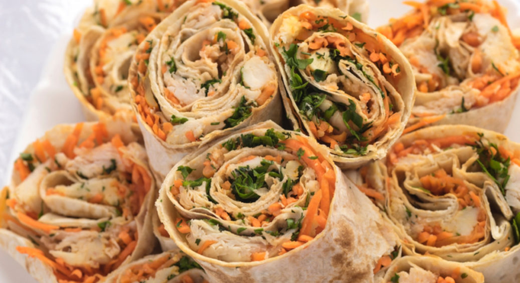 Готуємо смачний рулет із лаваша з куркою, сиром і пікантним соусом  просто, дешево і швидко 