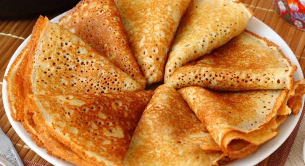 Улюблені тонкі млинці на кефірі та окропі без яєць: швидко, смачно і завжди є щось до чаю 