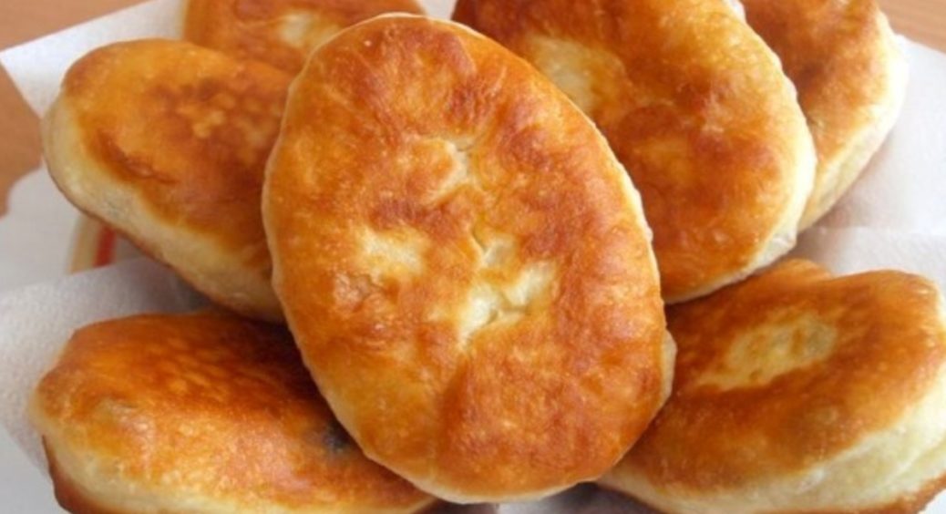 Смачний рецепт пиріжків за 20 хвилин: надзвичайно ніжне тісто і соковита начинка 