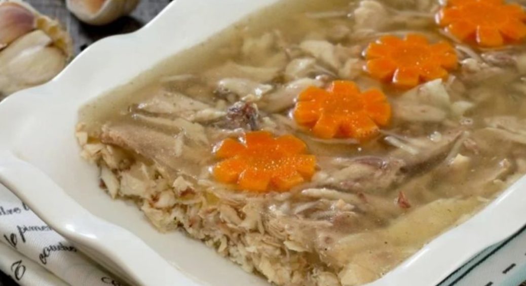 Як приготувати ідеальний холодець — особливий рецепт страви, без якої не обходиться жоден новорічний стіл 