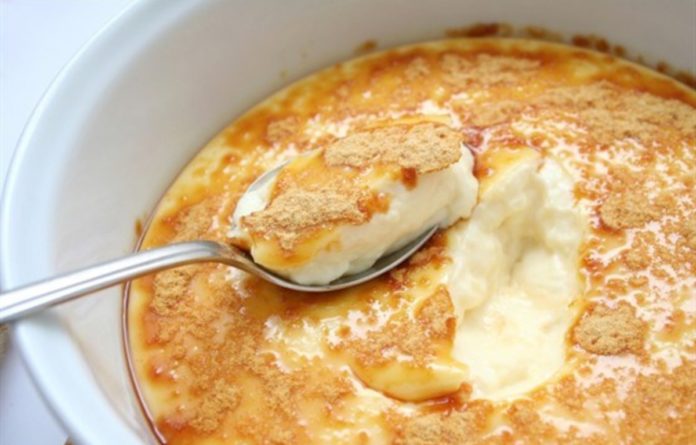 Десерт з яєць, молока і бананів