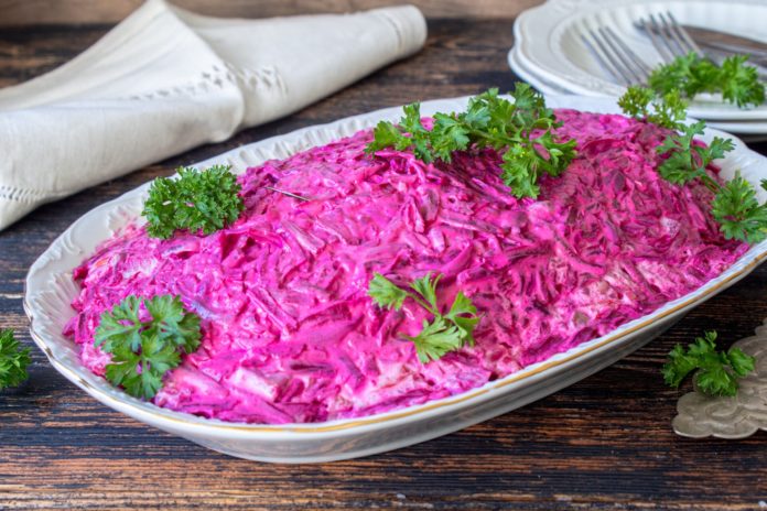 Неймовірний святковий салат із буряка за секунди