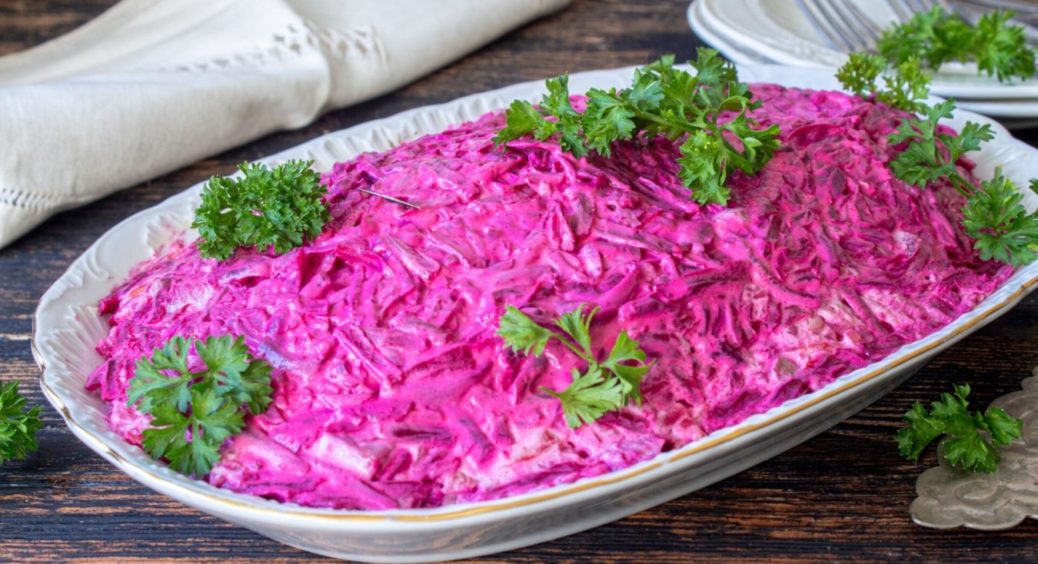Неймовірний рецепт салату з буряка і курки, який полонив серця всієї родини — тепер готую майже кожного дня 