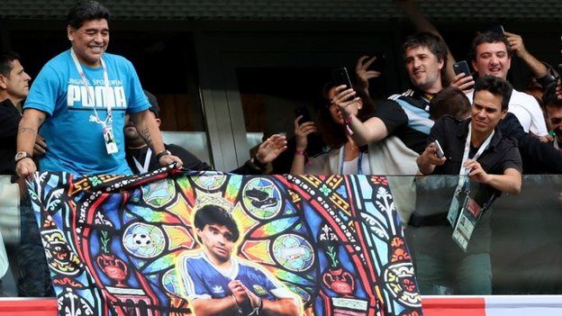 Марадона позує з банером зі своїм зображеннмя