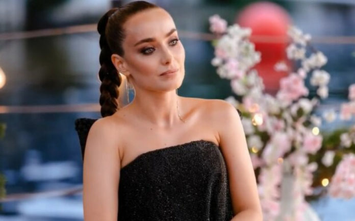 Ксенія Мішина вдягнула білу фату