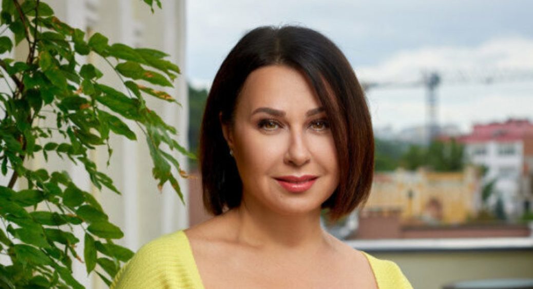 “Ніколи не мріяла про телекар’єру”: Наталія Мосейчук розповіла про життя за кадром і показала першу вчительку – маму 