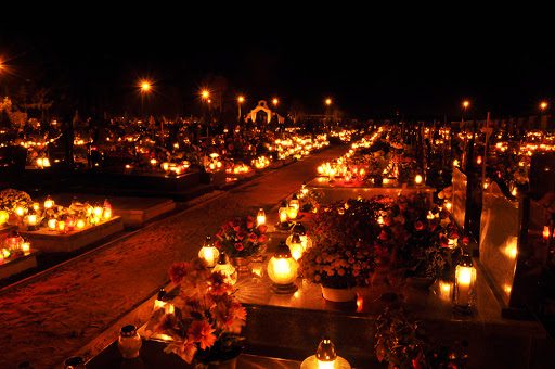 Католицька традиція у поминальний день палити на гробах предків свічки