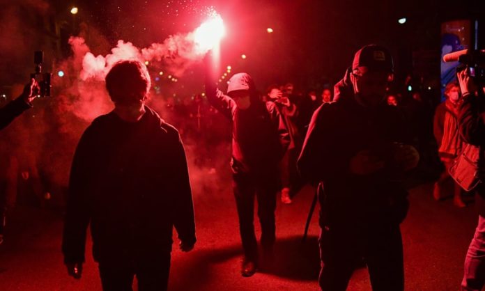 Протестувальники проти обмежень COVID-19 в Парижі