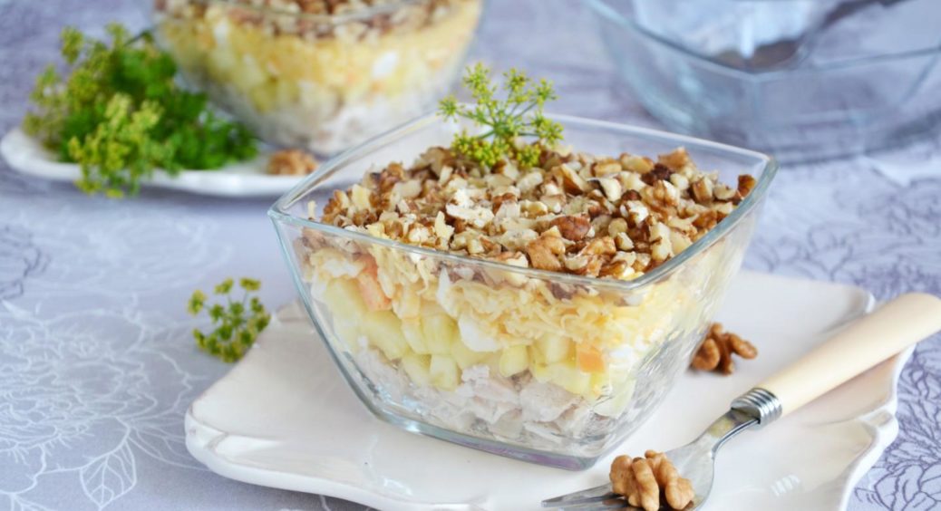 Простий, але дуже смачний рецепт салату з ананасів, курки і горіхів — так смачно, що хочеться ще 