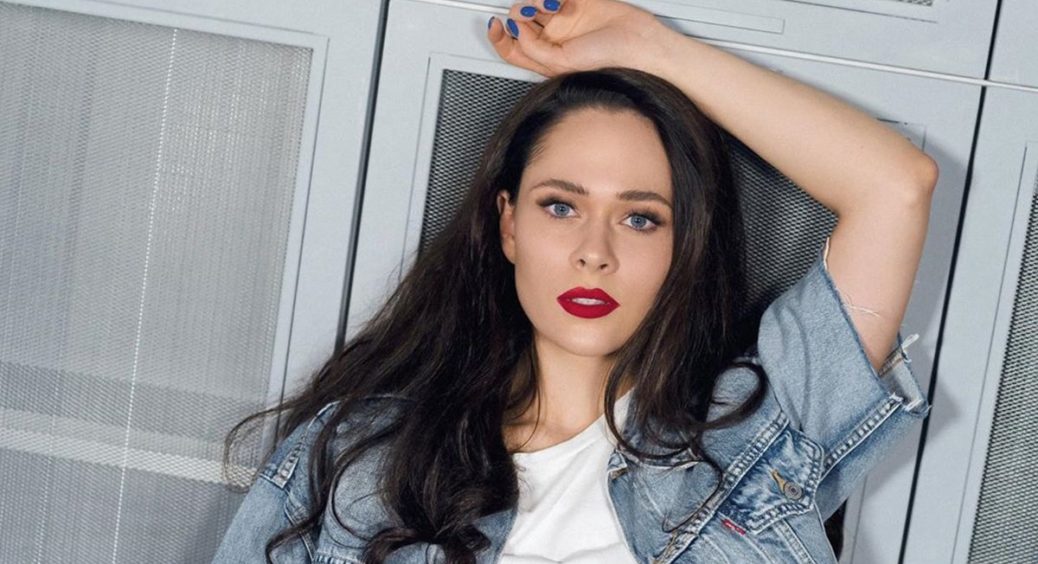 З мокрим волоссям: фронтвумен The Hardkiss Юлія Саніна показала, як виглядає вдома 