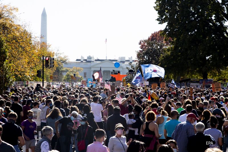 Прихильники Байдена святкують у Вашингтоні біля Білого Дому